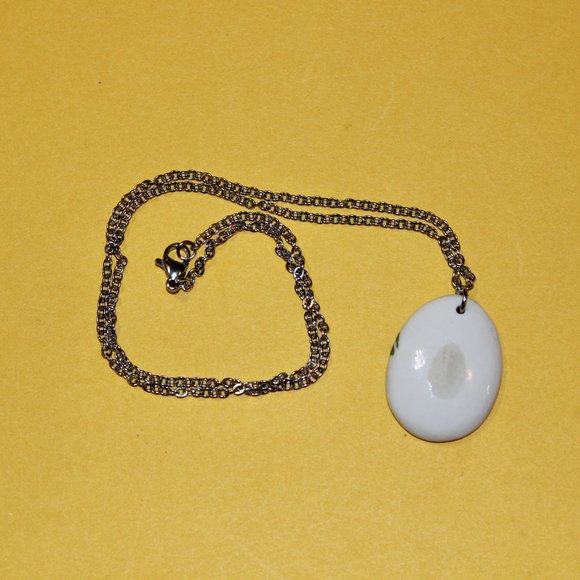 Green and White Ceramic Pendant Necklace - Picture 3 of 4